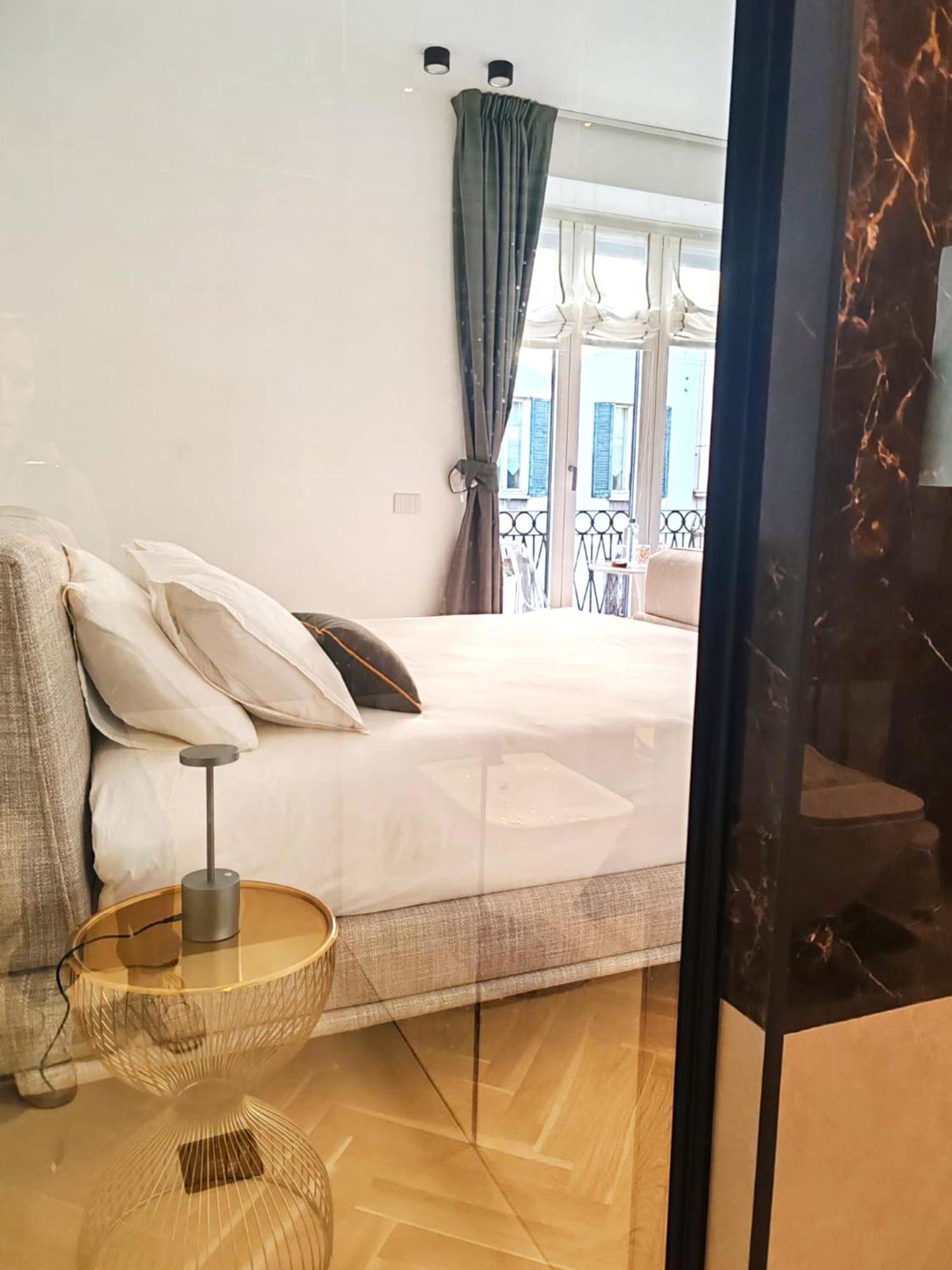 B And G San Babila- Luxury In The Heart Of Milano - Design District Hotel Luaran gambar