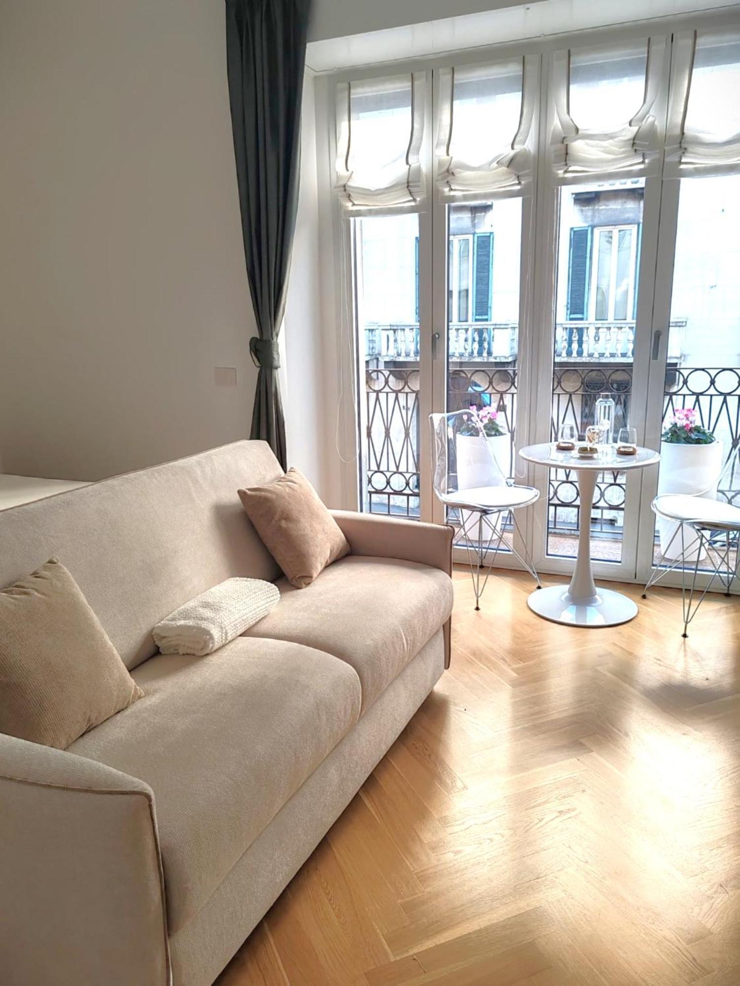 B And G San Babila- Luxury In The Heart Of Milano - Design District Hotel Luaran gambar